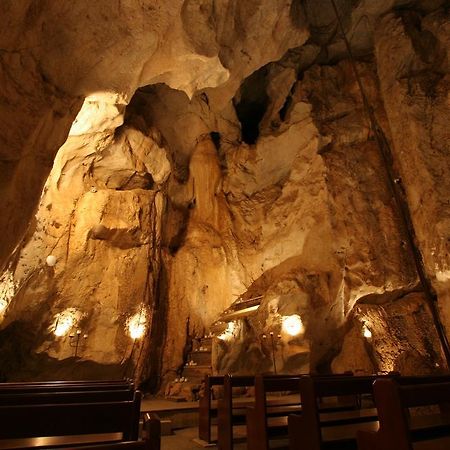 Capricorn Caves Hotel Rockhampton Bagian luar foto