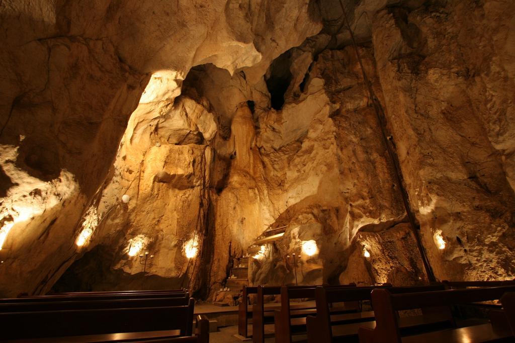 Capricorn Caves Hotel Rockhampton Bagian luar foto