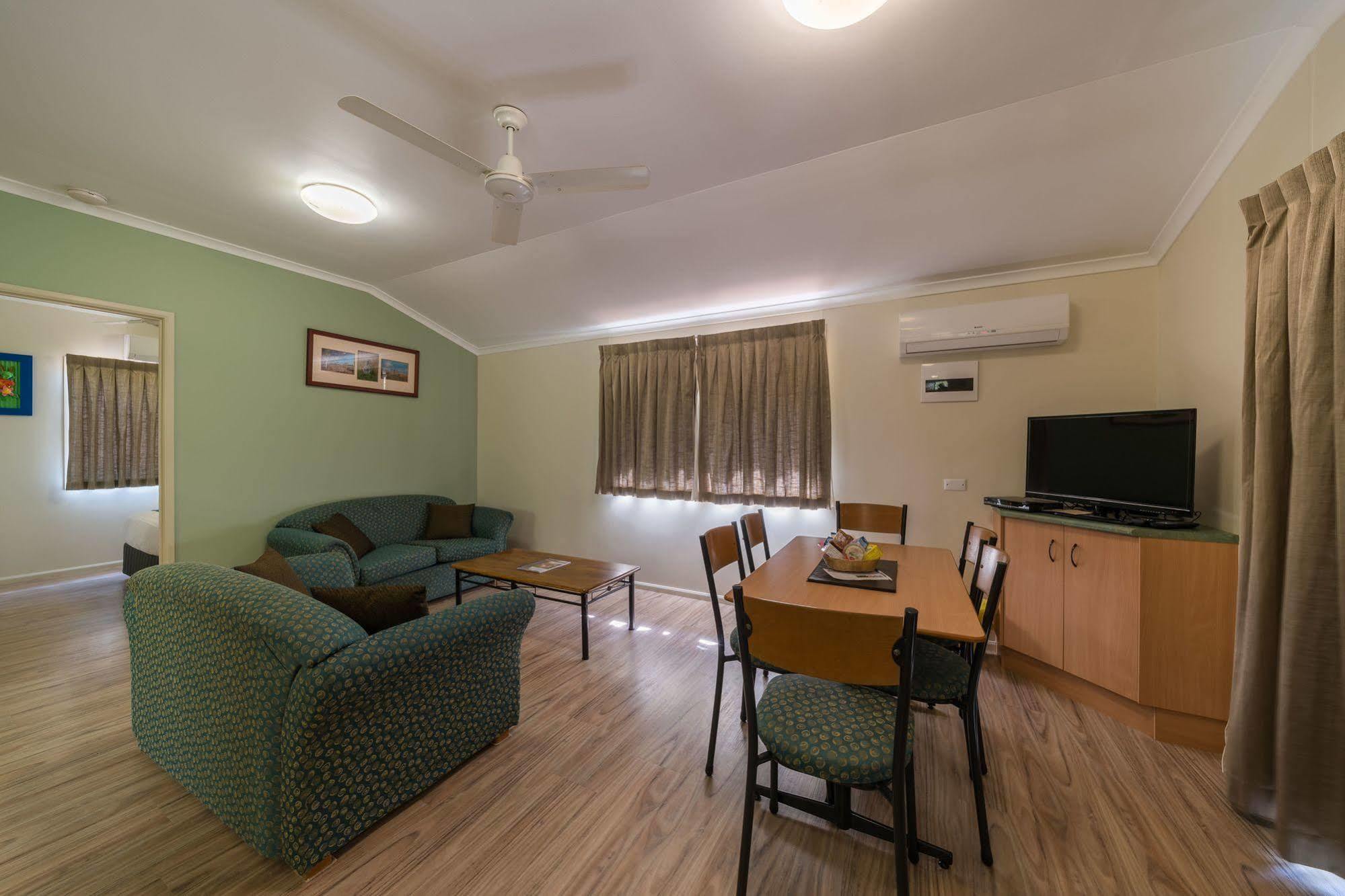 Capricorn Caves Hotel Rockhampton Bagian luar foto