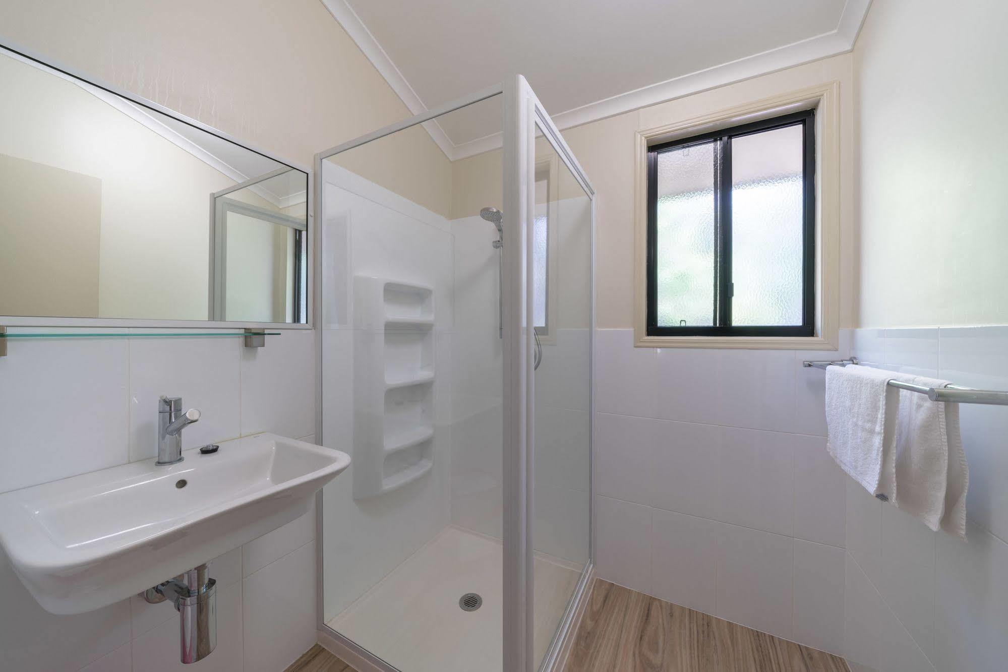 Capricorn Caves Hotel Rockhampton Bagian luar foto