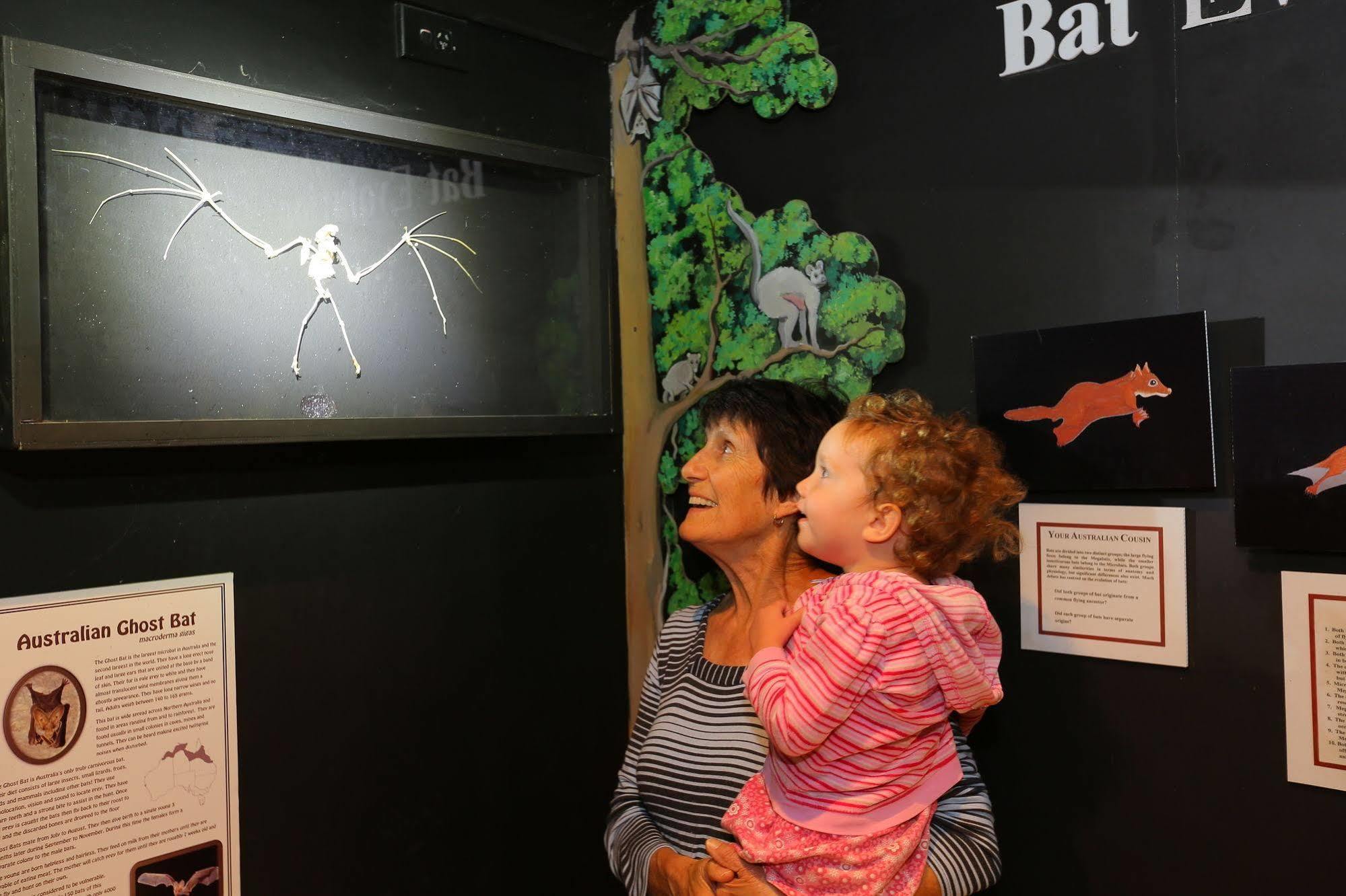 Capricorn Caves Hotel Rockhampton Bagian luar foto